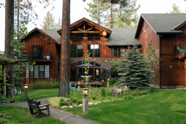 Independent hotels black bear lodge 00 gallery image 1 rjhcwg