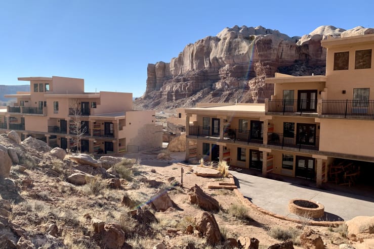 Independent hotels bluff dwellings resort 00 gallery image 1 uum3y4