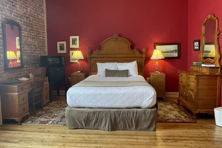 Independent hotels downtown guest quarters jefferson street single queen room 13 w5ml6u