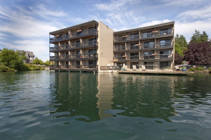 Independent hotels lakeshore inn 00 gallery image 1 bymhqo