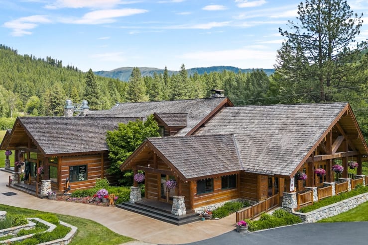 Independent hotels mountain springs lodge 00 gallery image 1 dopmny