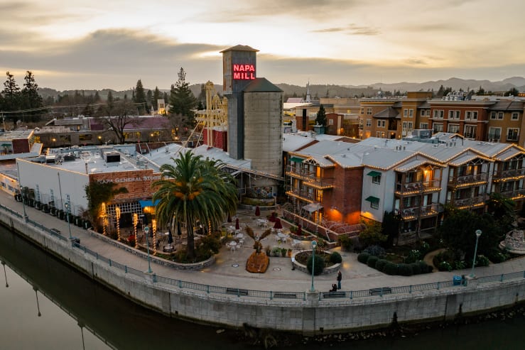 Independent hotels napa river inn 00 gallery image 1 vhvcmq